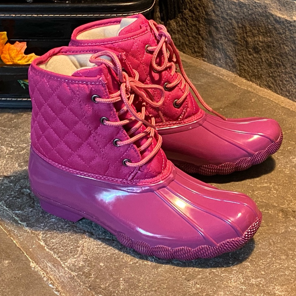 NIB JG cute rain/snow Duck Boots,Plum Chill pink/purple,rubber/quilt,lace up 7.5 - Picture 2 of 10